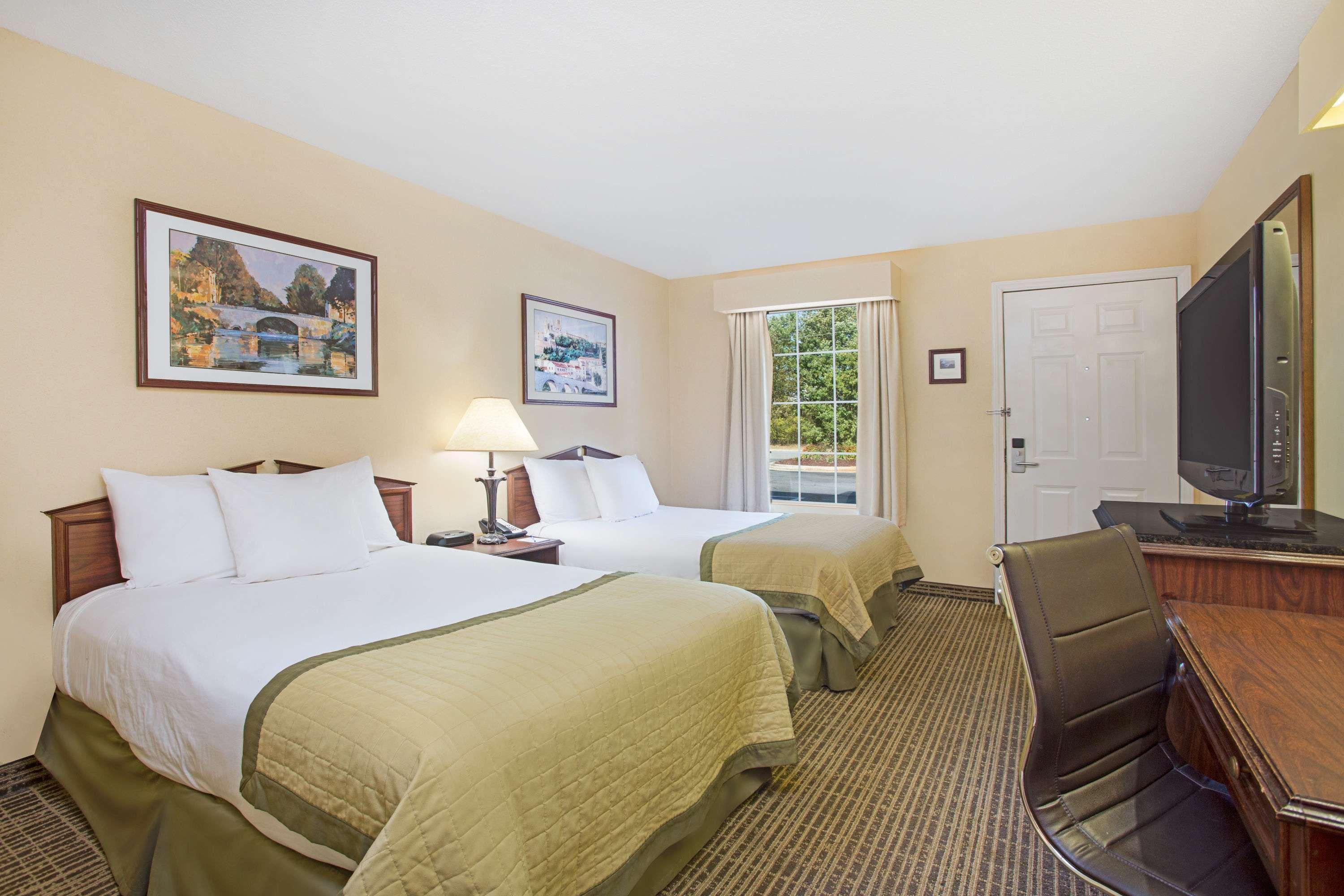 Baymont By Wyndham Forest City Exterior photo